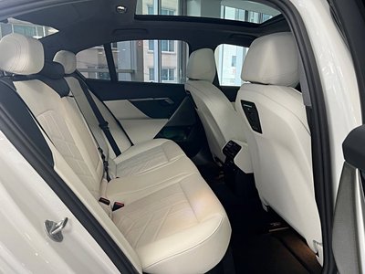 2025 BMW 5 SERIES — миниатюра 13
