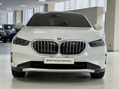 2025 BMW 5 SERIES 照片 2