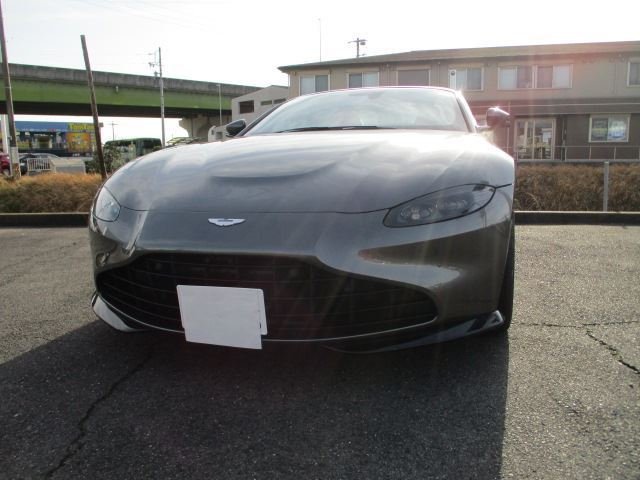 ASTON MARTIN V8 VANTAGE ROADSTER - View 1