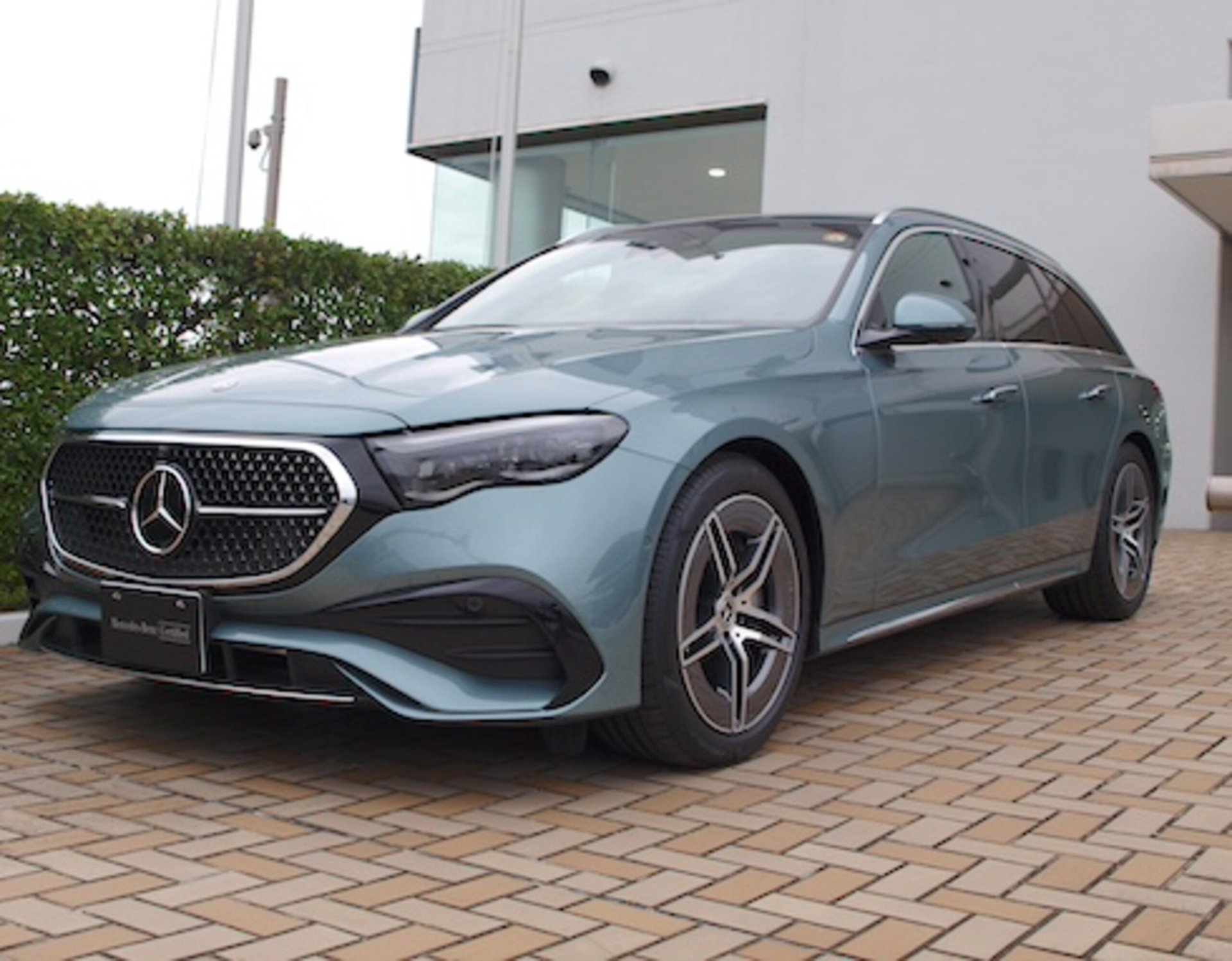 MERCEDES-BENZ E-CLASS WAGON - View 1