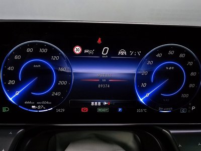 MERCEDES-BENZ EQE - 8