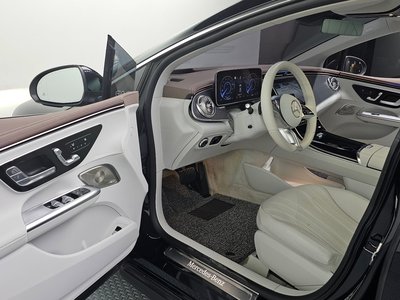 MERCEDES-BENZ EQE - 10