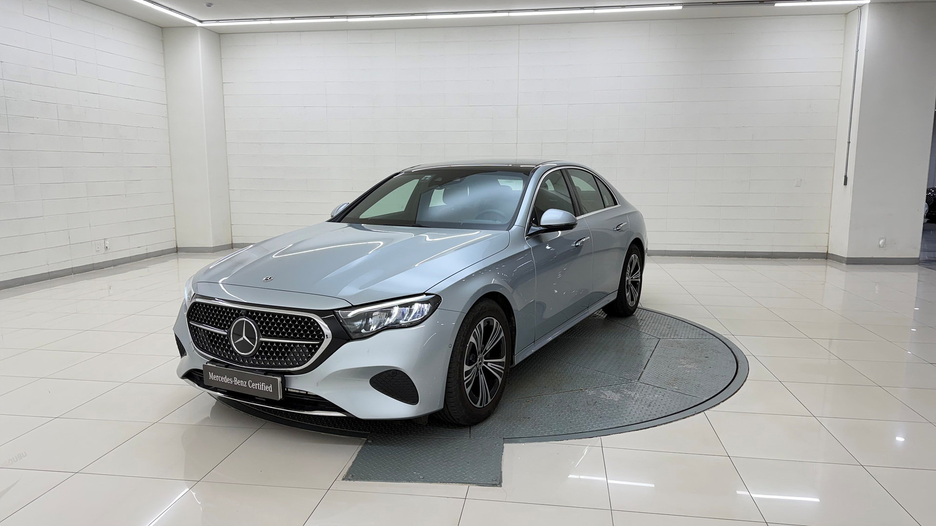 MERCEDES-BENZ E-CLASS - View 1