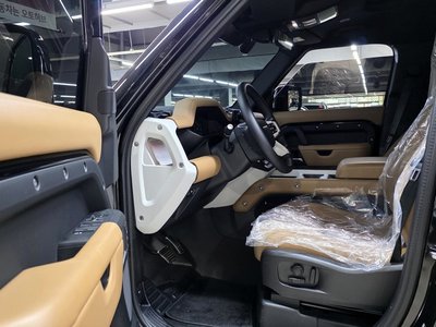 LAND ROVER DEFENDER - 10