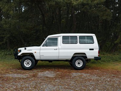 TOYOTA LAND CRUISER 70 - 4