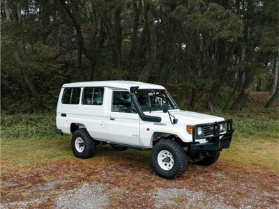 TOYOTA LAND CRUISER 70 - 1