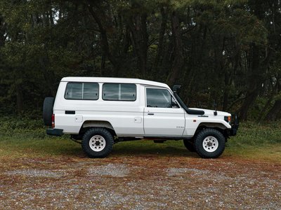 TOYOTA LAND CRUISER 70 - 5