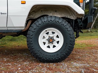 TOYOTA LAND CRUISER 70 - 8