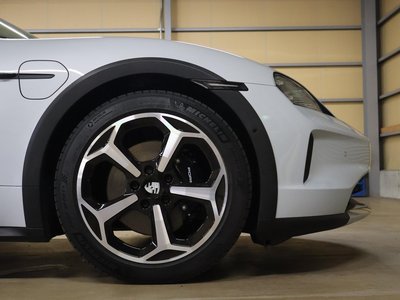 2024 Porsche TAYCAN photo 3