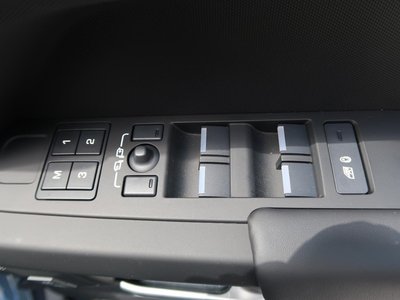 2025 LAND Rover DEFENDER 缩略图 36