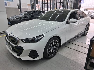 BMW 5 SERIES - 1