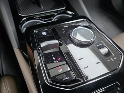 2024 BMW 5 SERIES — фото 9
