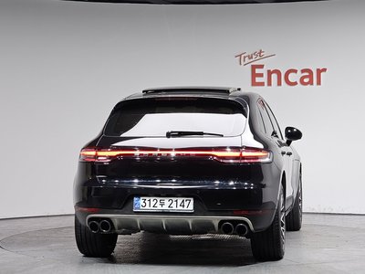 PORSCHE MACAN - 4