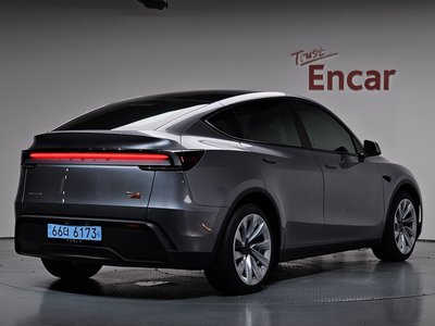 TESLA MODEL Y - 3