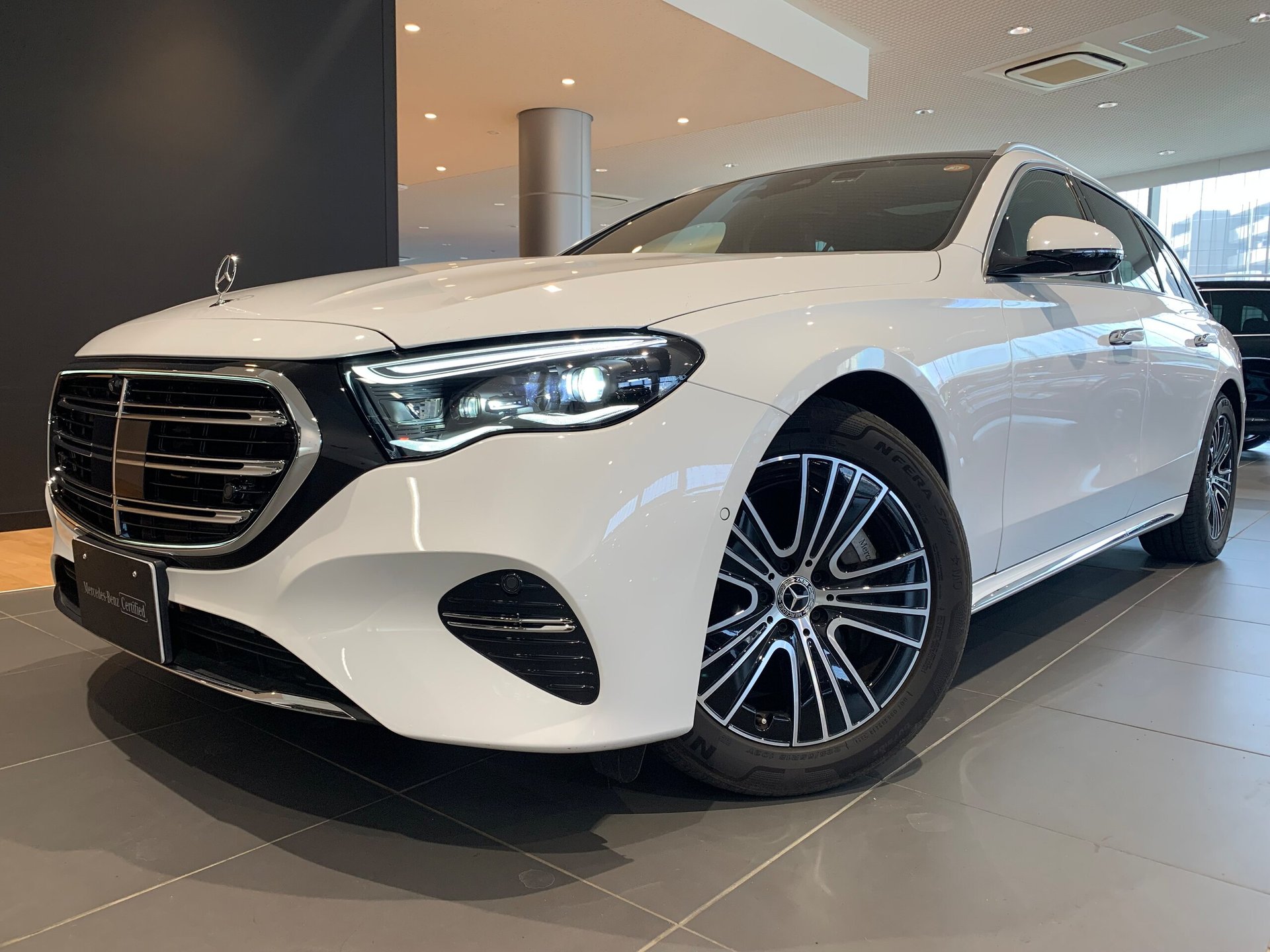 MERCEDES-BENZ E-CLASS - View 1