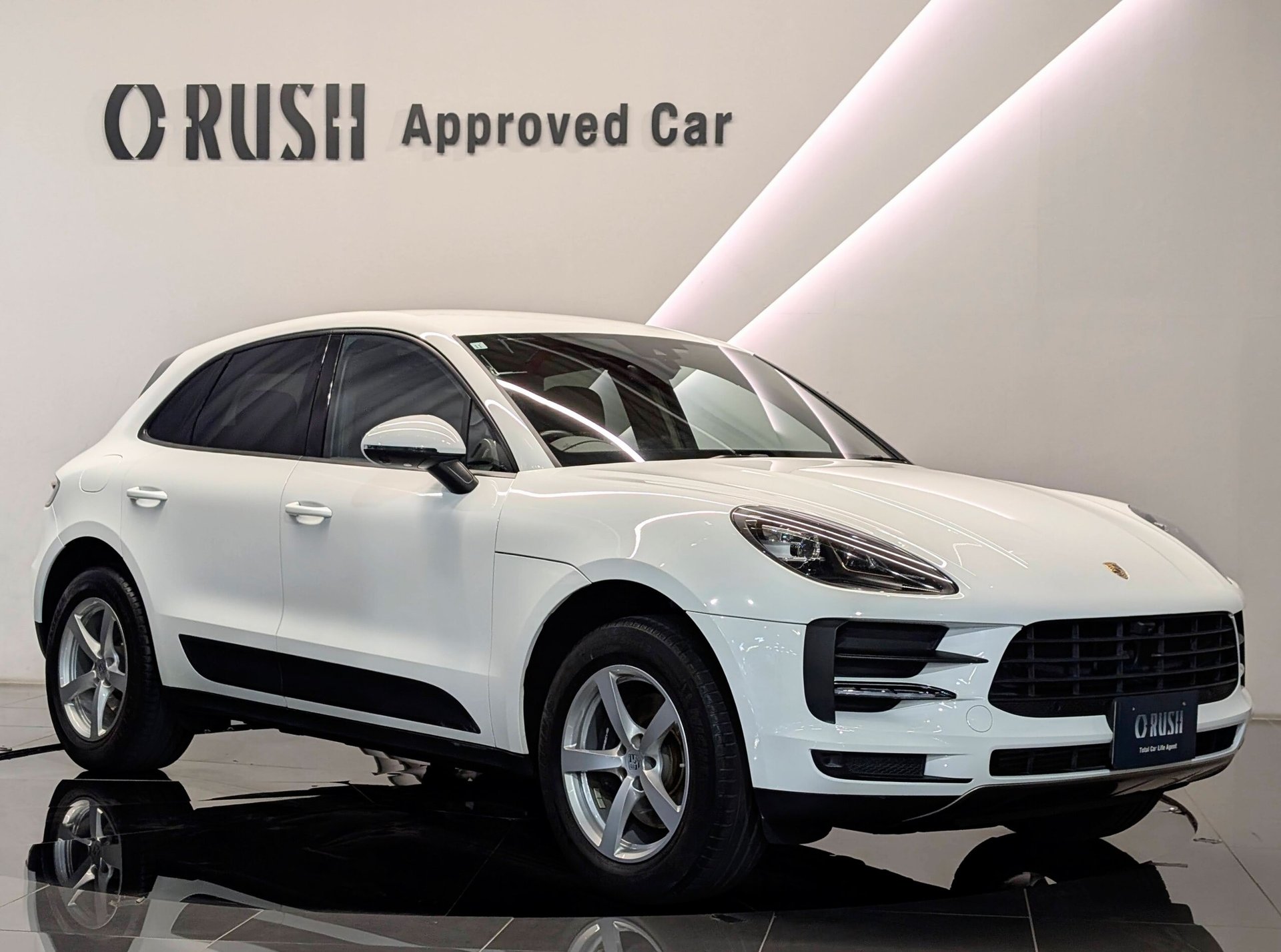 PORSCHE MACAN - View 1