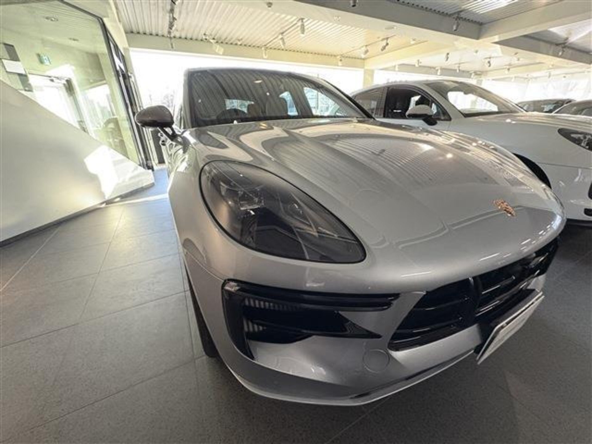 PORSCHE MACAN - View 1