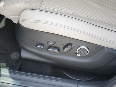 2025 Genesis GV70 — миниатюра 14