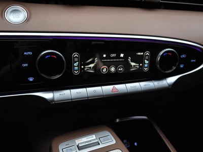 2022 Genesis GV70 — миниатюра 24