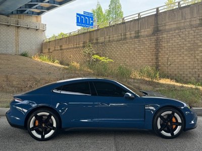 PORSCHE TAYCAN - 7