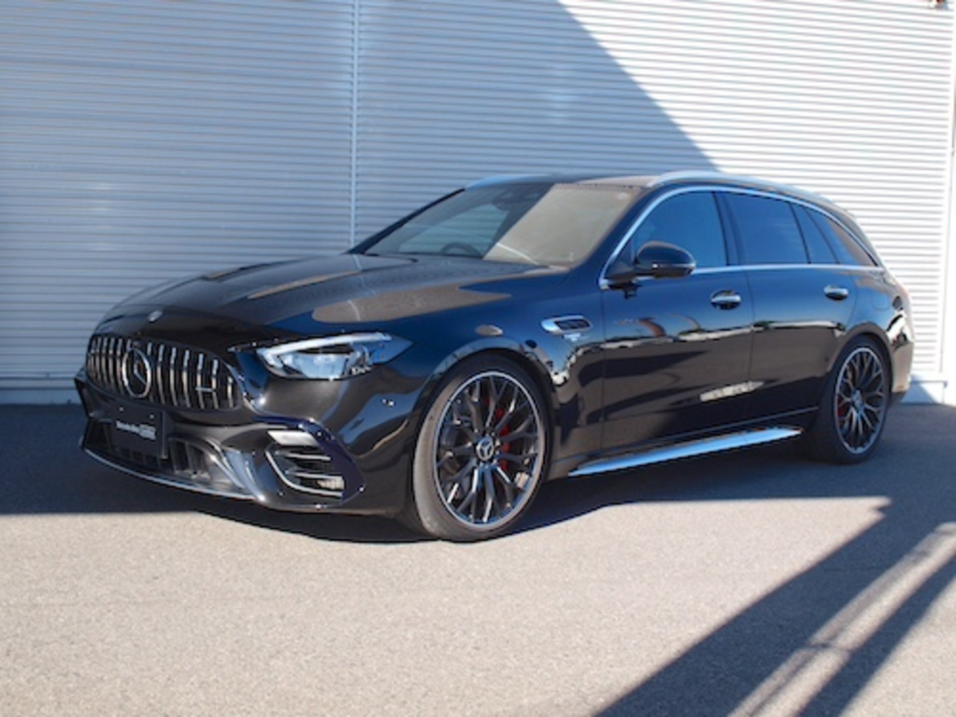 MERCEDES-BENZ C-CLASS WAGON AMG - View 1