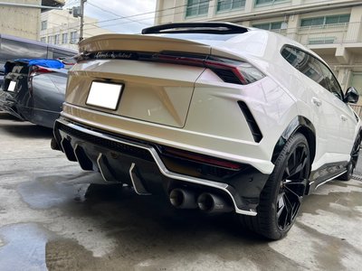 LAMBORGHINI URUS - 9