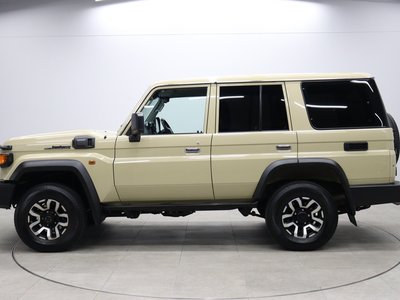 TOYOTA LAND CRUISER 70 - 5