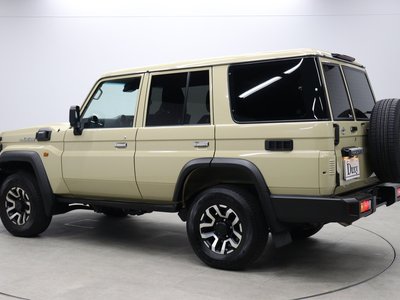 TOYOTA LAND CRUISER 70 - 9