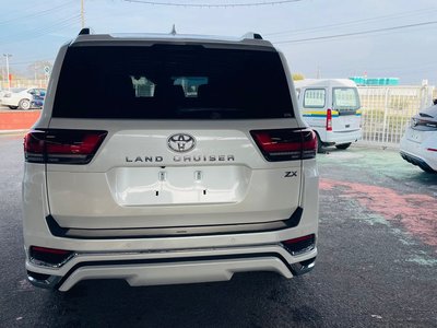 TOYOTA LAND CRUISER 300 - 8