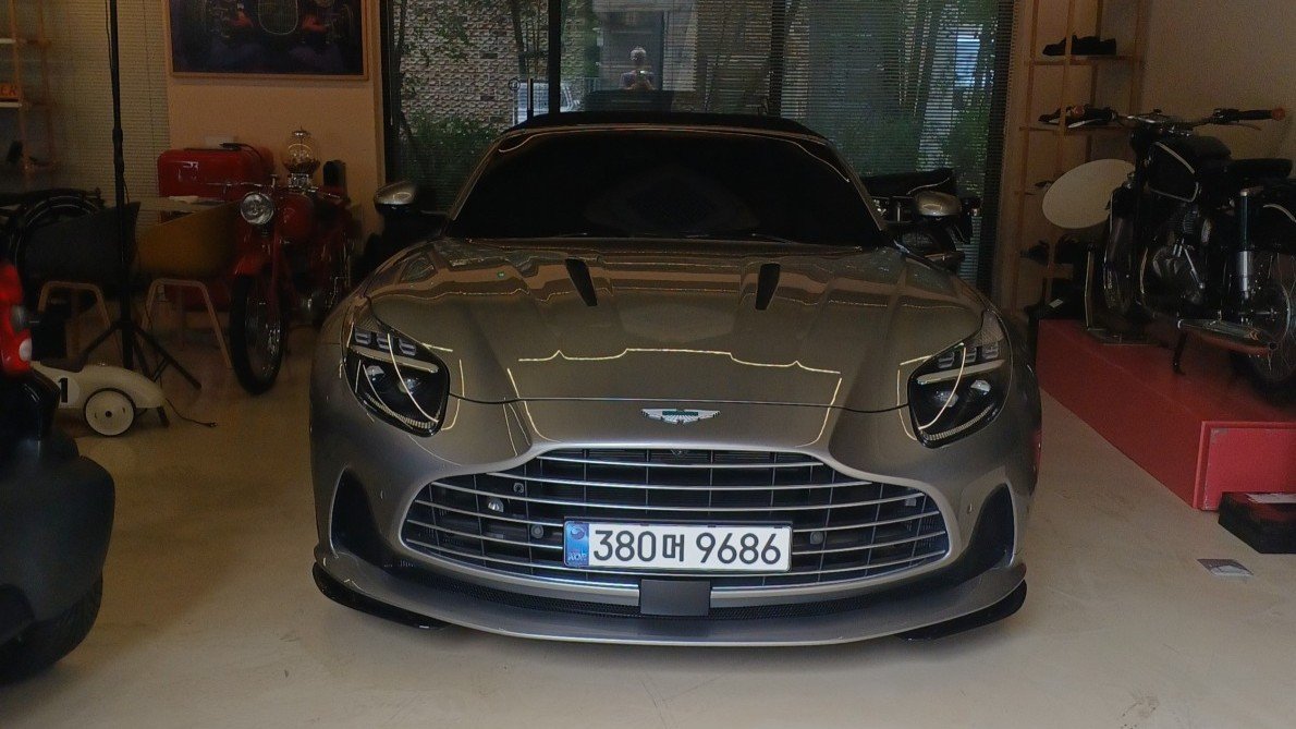 ASTON MARTIN DB12 - View 1