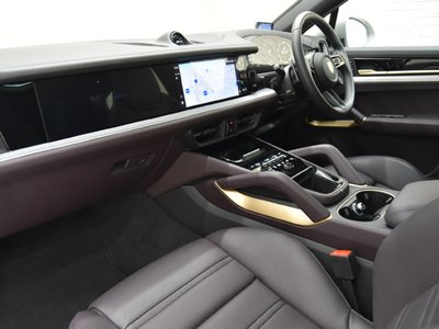 صورة 10 لـ 2024 Porsche CAYENNE