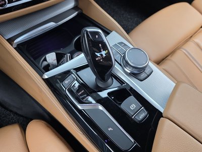 2017 BMW 5 SERIES — фото 9