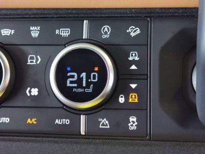 LAND ROVER DEFENDER - 8