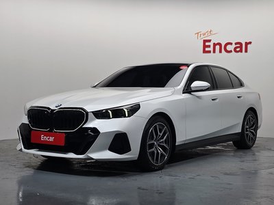 2025 BMW 5 SERIES 照片 1