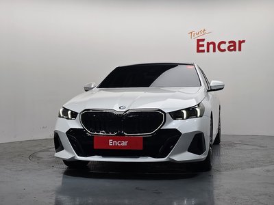 2025 BMW 5 SERIES 照片 2