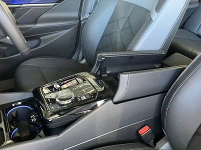 2025 BMW 5 SERIES 缩略图 33