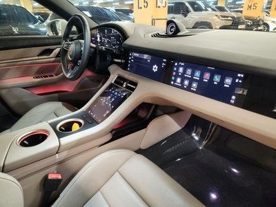 صورة 9 لـ 2022 Porsche TAYCAN