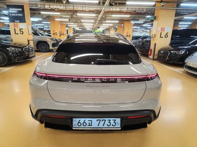 صورة 4 لـ 2022 Porsche TAYCAN