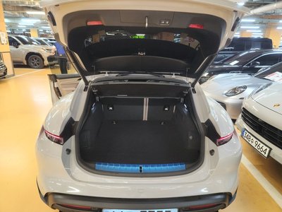 صورة 6 لـ 2022 Porsche TAYCAN