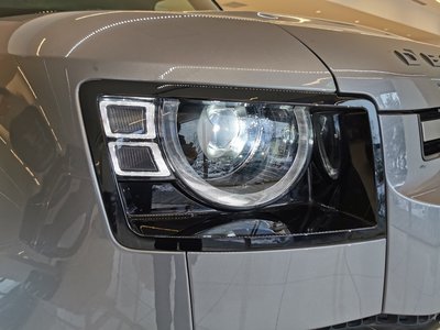 LAND ROVER DEFENDER - 8