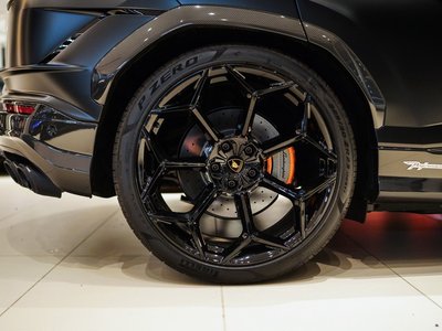 LAMBORGHINI URUS - 5