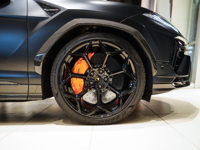 LAMBORGHINI URUS - 4