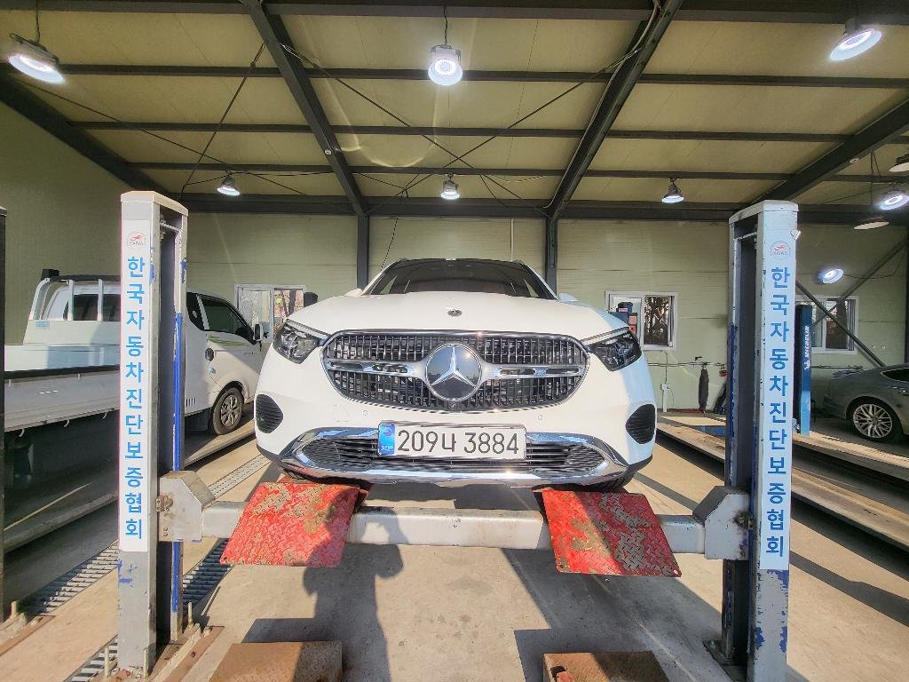 MERCEDES-BENZ GLC - View 1