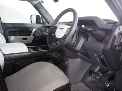 LAND ROVER DEFENDER - 7