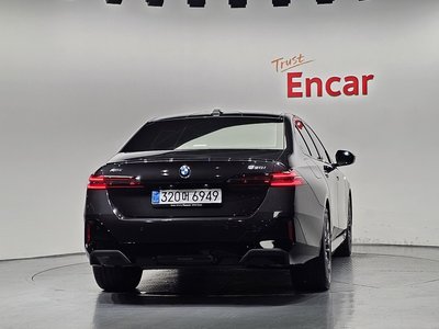 2025 BMW 5 SERIES photo 4