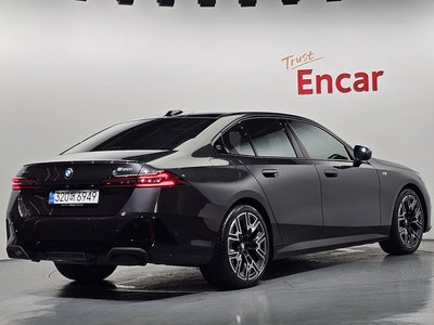 2025 BMW 5 SERIES photo 3
