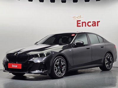 2025 BMW 5 SERIES photo 1