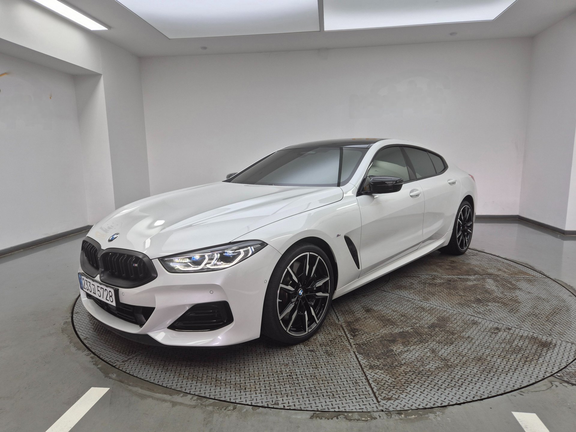BMW 8 SERIES - View 1