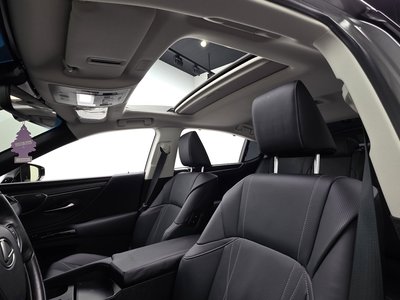 2025 Lexus ES thumbnail 18