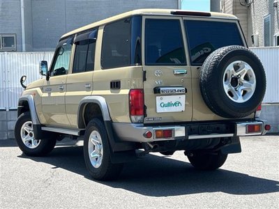 TOYOTA LAND CRUISER 70 - 9